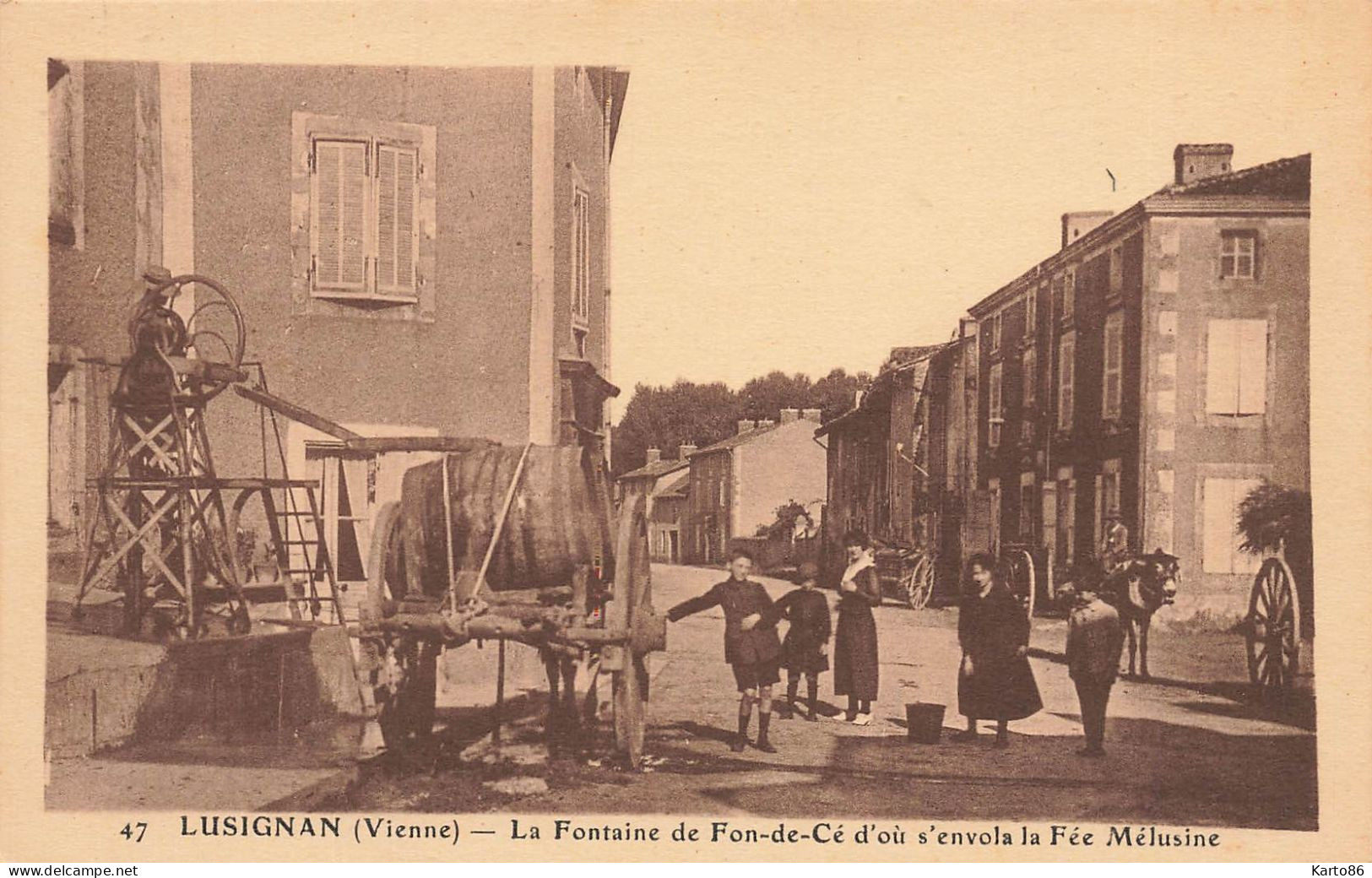 Lusignan * La Fontaine De Fon De Cé D'où S'envola La Fée Mélusine * Rue Du Village * Villageois Marchand D'eau ? - Lusignan