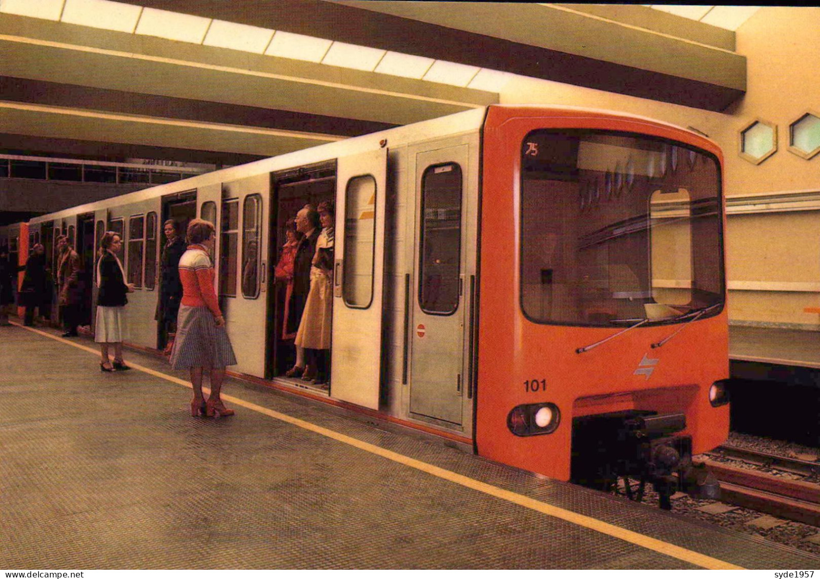 Bruxelles -rame De Métro Dans La Station Delta - U-Bahnen