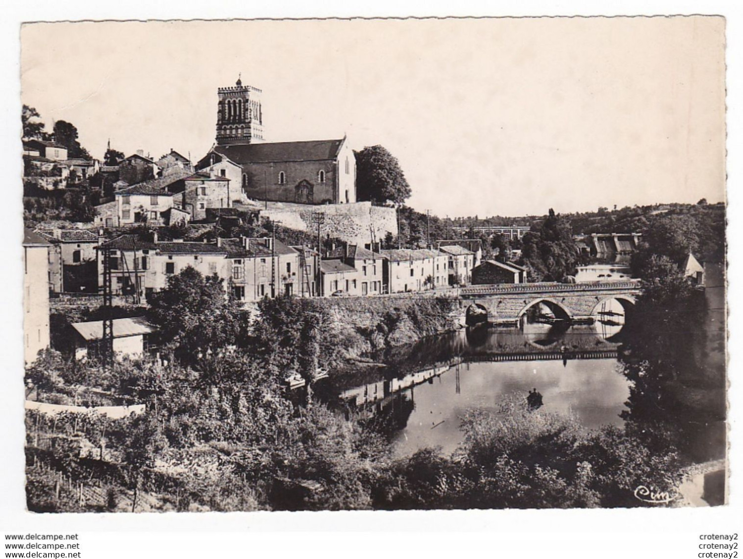 86 L'ISLE JOURDAIN N°110 Le Quartier Du Pont Et L'Eglise Pont Avec échelle Boutique Au Bon Coin ? En 1956 VOIR DOS - L'Isle Jourdain