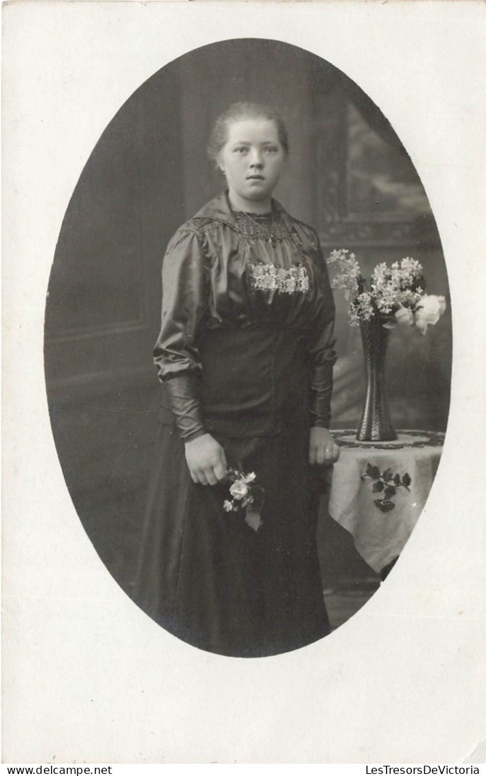 CARTE PHOTO - Femme Avec Des Fleurs - Carte Postale Ancienne - Photographie