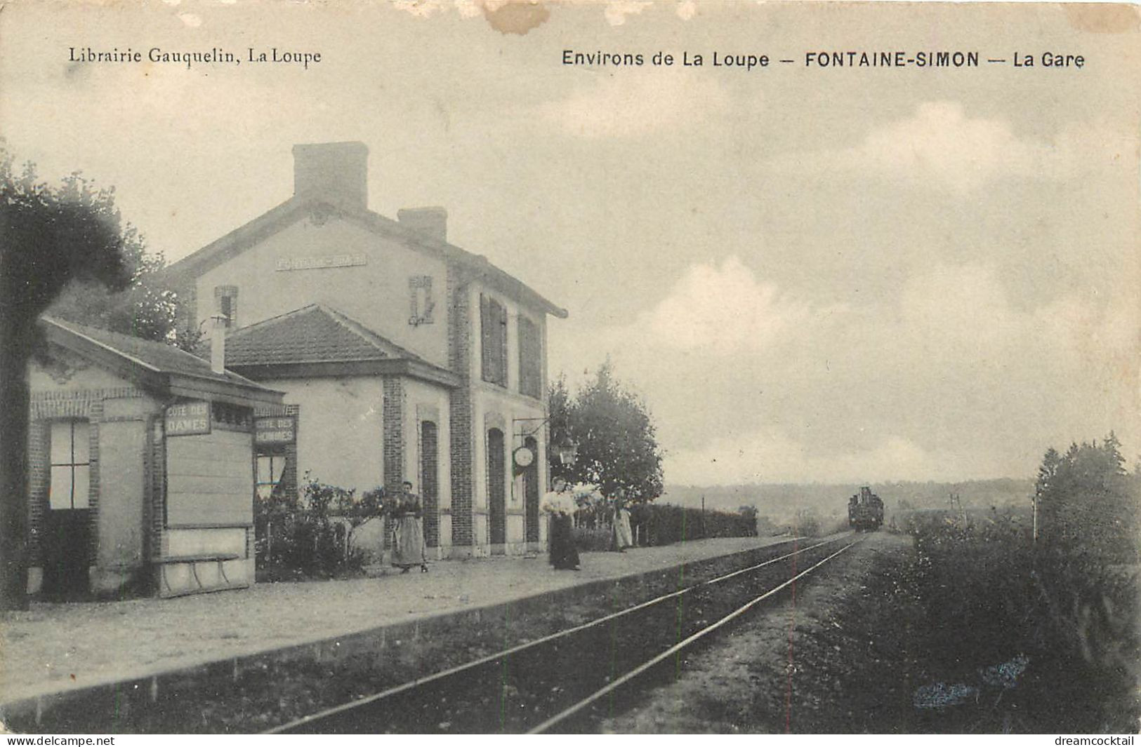 28 FONTAINE SIMON. La Gare Avec Train Qui Arrive - La Loupe