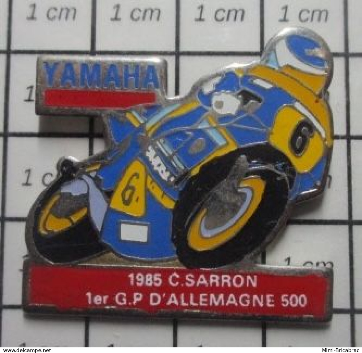 713C Pin's Pins / Beau Et Rare / MOTOS / Très Grand Pin's 1985 CH SARRON Delle ? GP ALLEMAGNE 500 Cc YAMAHA - Motorbikes