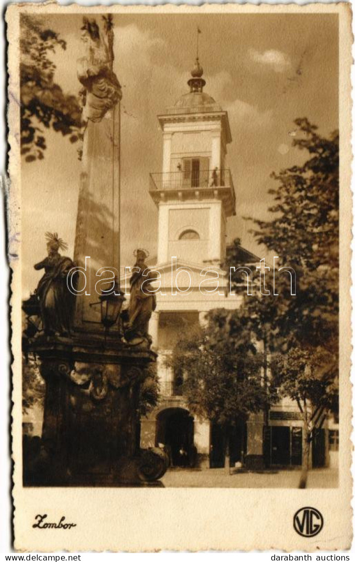 ** T2 Zombor, Sombor; Városháza, Szentháromság Szobor, üzlet / Town Hall, Trinity Statue, Shop. Photo - Zonder Classificatie