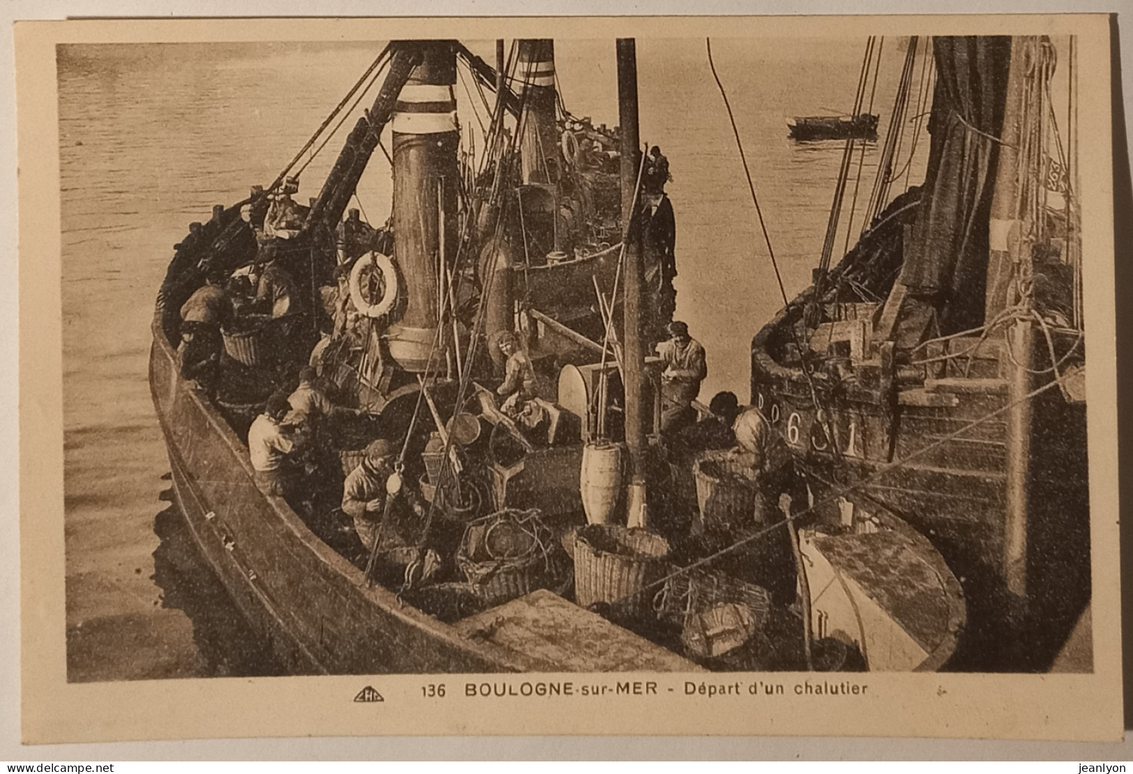 BOULOGNE SUR MER (62 Pas De Calais) - Chalutier / Bateau De Peche - Pecheur  - Fishing Boats