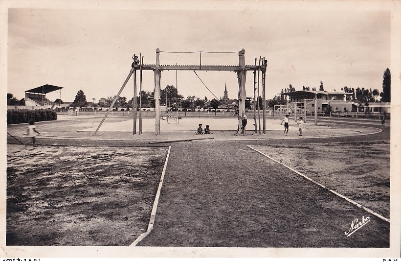 E22-47) FUMEL - LIBOS - PARC DES SPORTS HENRI CAVALLIER - UNE VUE D ' ENSEMBLE - EN  1949 - ( 2 SCANS ) - Fumel