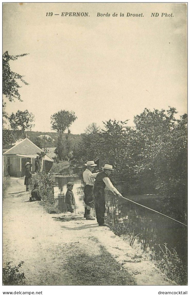 28 EPERNON. Jeunes Pêcheurs Sur Bords De La Drouet - Epernon