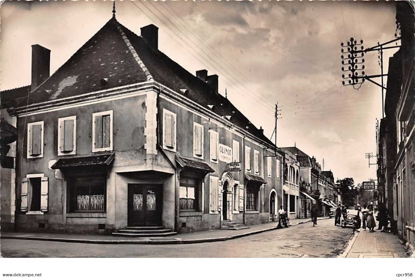 71 . N° 101638  . Cpsm .9x14 Cm  .gueugnon .hotel Du Centre Et Rue De La Liberte . - Gueugnon