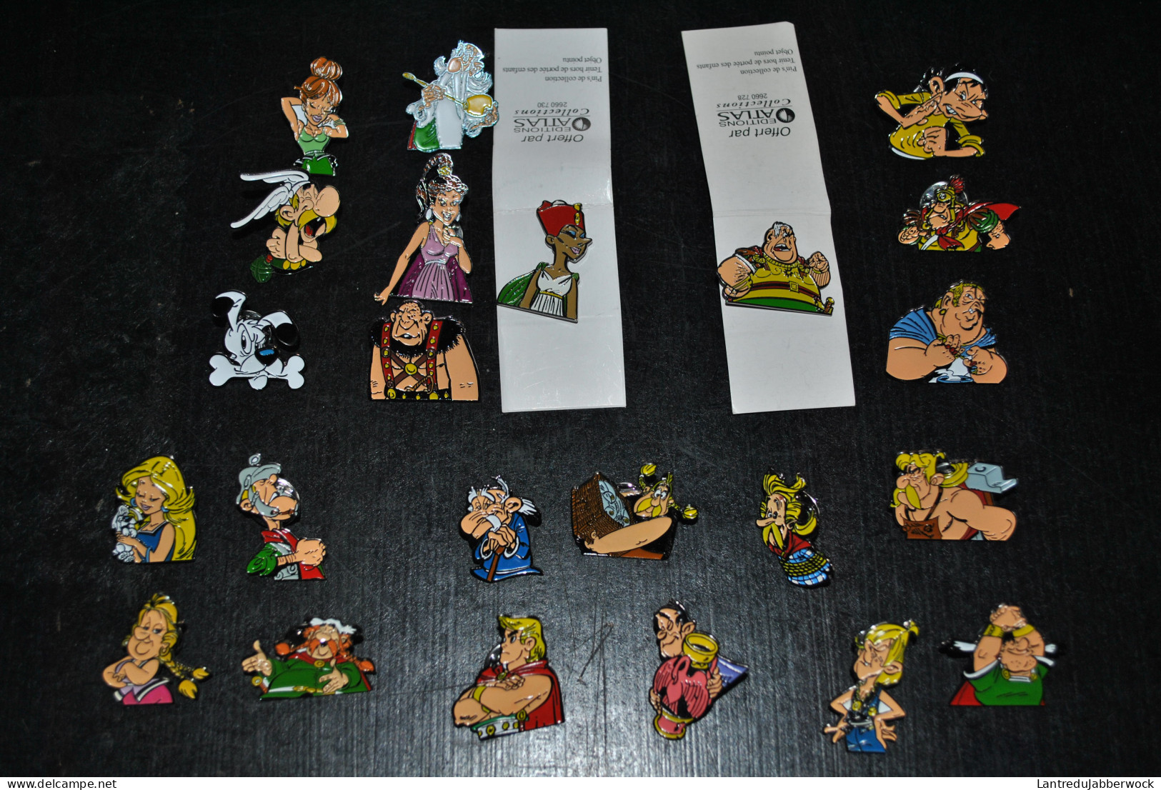 Gros Lot De 23 Pin's Astérix Uderzo Goscinny Ed. Atlas Panoramix Idéfix Cleopatre Falbala Agécanonix Abraracourcix Pins - Pin's