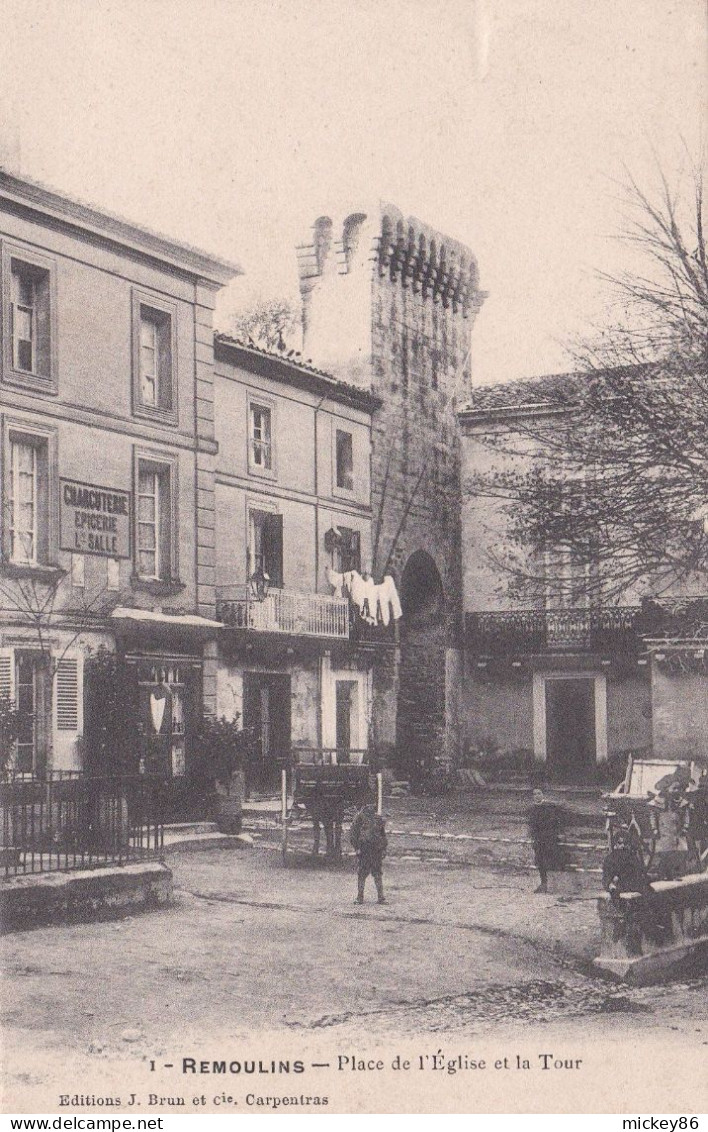 REMOULINS--Place De L'église Et La Tour (animée)....cachet  Militaire "Commissaire Militaire-gare De Remoulins" - Remoulins