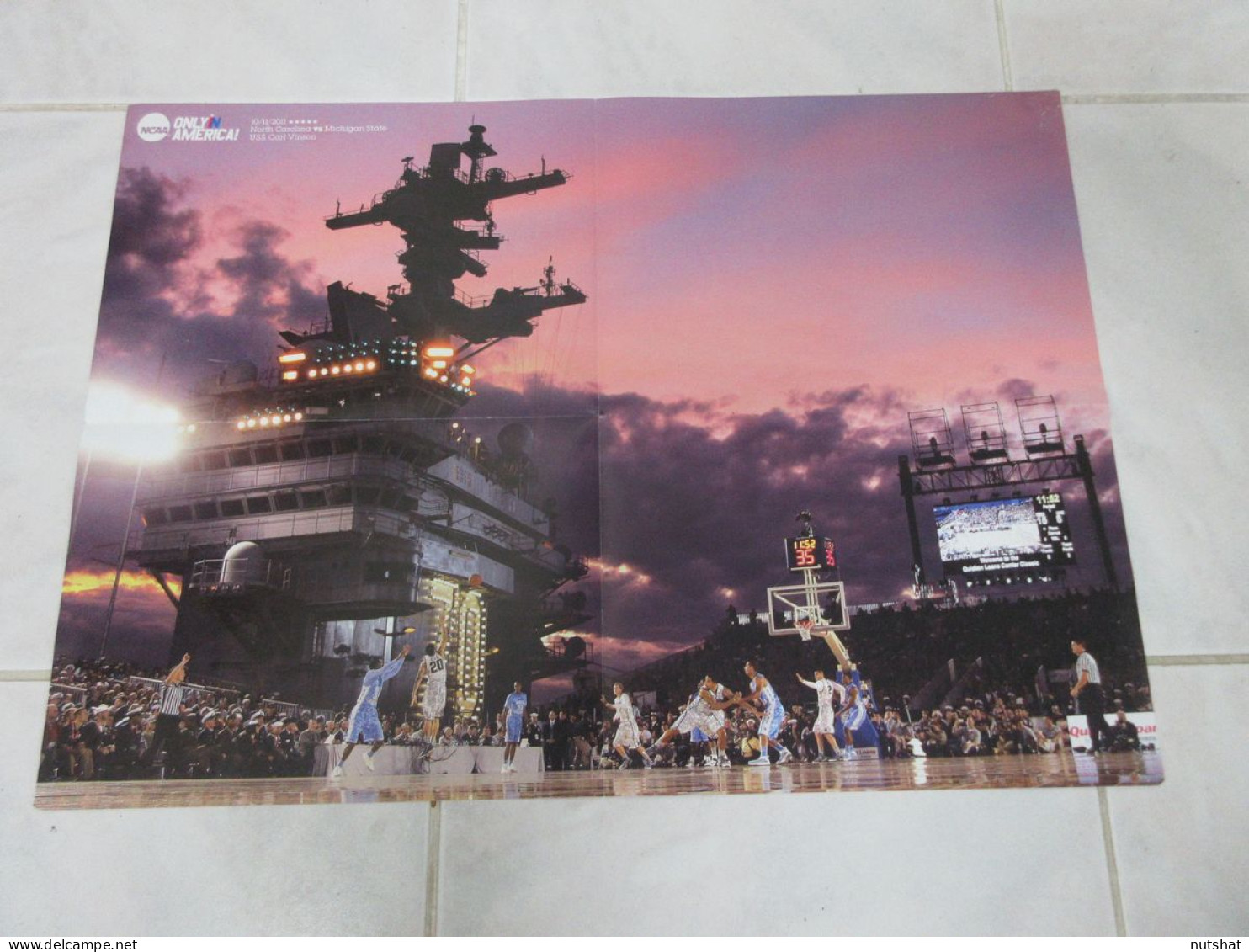 BASKET NBA POSTER 27 Derrick ROSE CHICAGO Au Dos PORTE AVIONS USS Carl VINSON    - Other & Unclassified