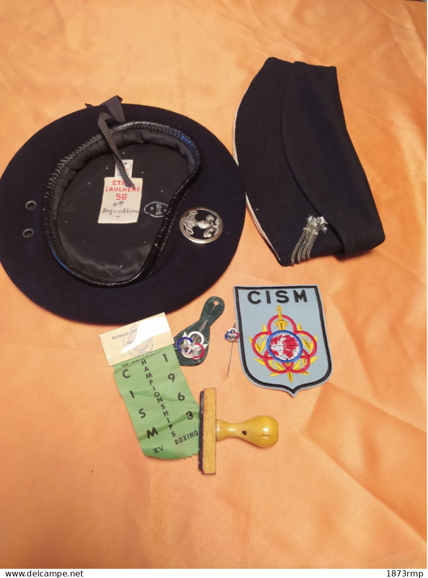 CDT  CAVALERIE LOT ATTRIBUE CONSEIL INTERNATIONAL DU SPORT MILITAIRE INSIGNES BERET CAVALERIE CALOT TAMPON 1963 - Other & Unclassified