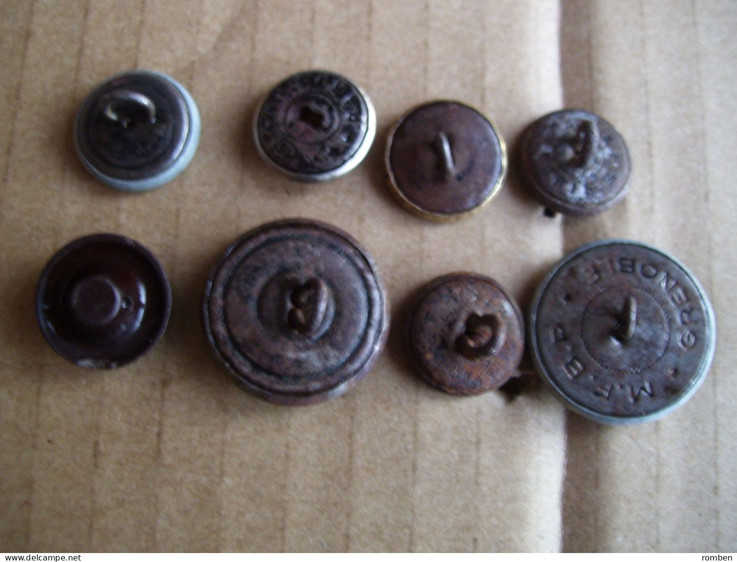 LOT 8 BOUTONS DE CHASSE  :  CERF - BICHE - FAISAN - SANGLIER -  BOUTON DE VENERIE - - Boutons