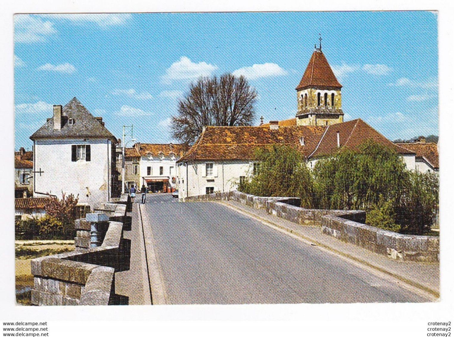 24 CORGNAC SUR L'ISLE Vers Thiviers N°784 L'Entrée Du Bourg Et Le Pont Médiéval Pompes Essence Station ELF En 1982 - Thiviers