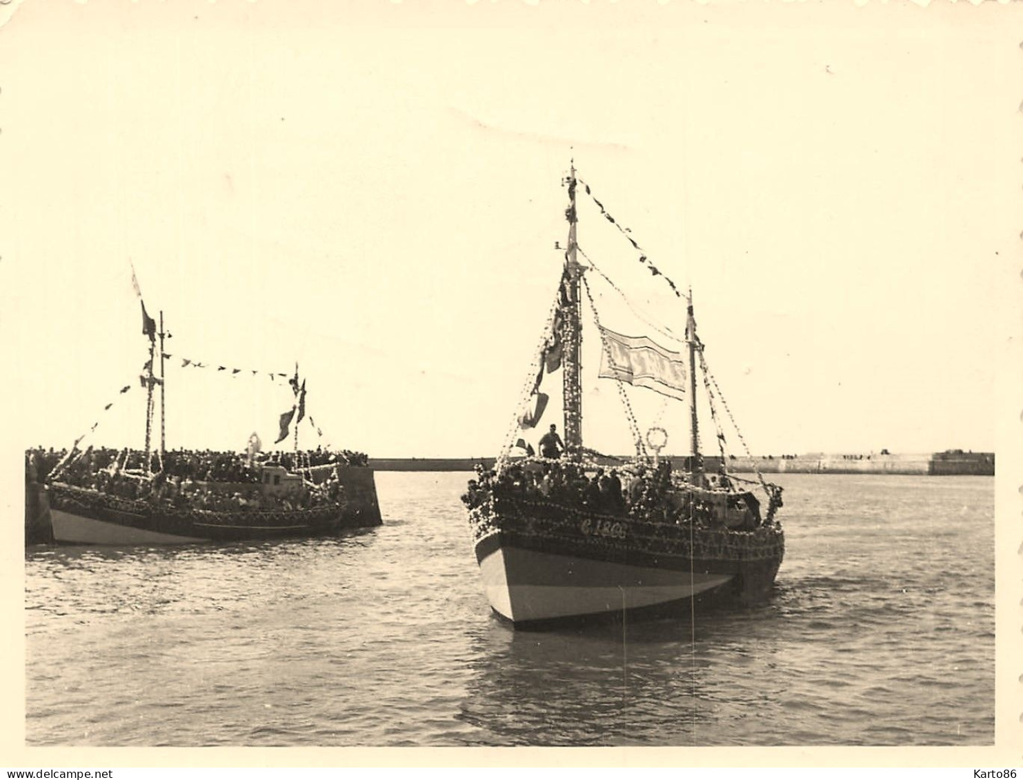 Port En Bessin ( C Sur Les Bateaux )* Fête De La Mer , Bénédiction Bateau * 2 Photos 12x9cm Photographe Leprunier Bayeux - Port-en-Bessin-Huppain