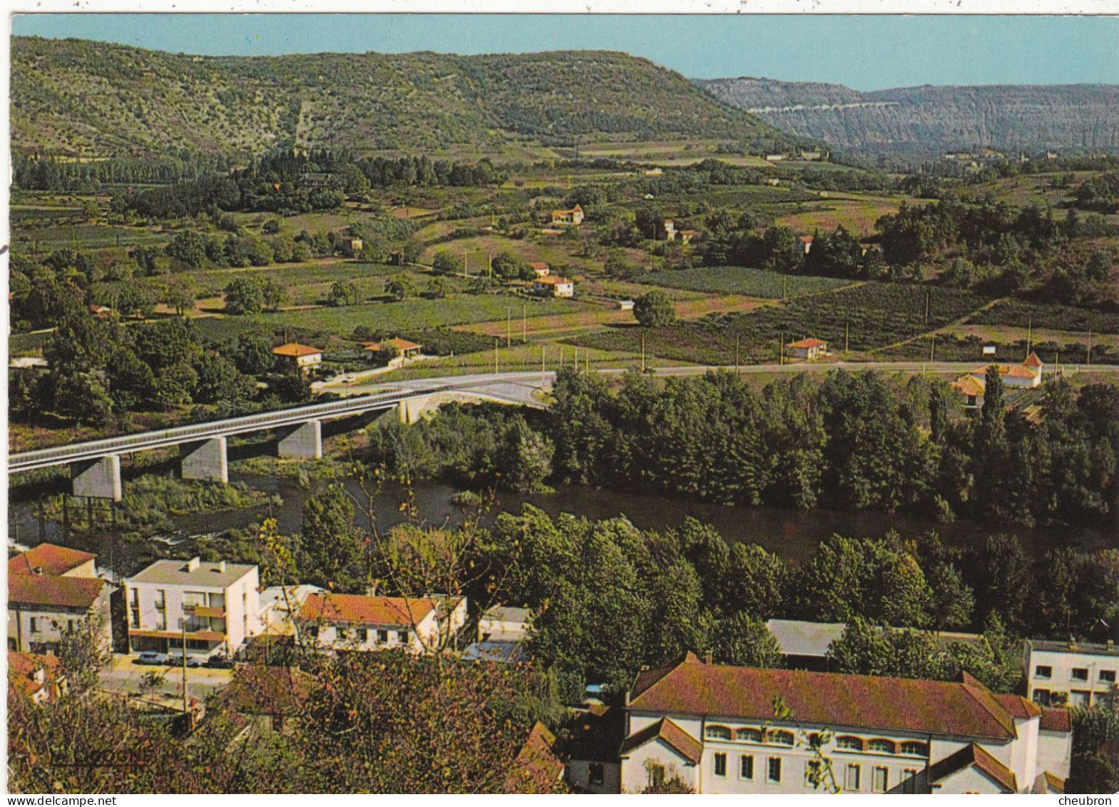 46. LUZECH. CPSM. VUE AERIENNE PANORAMIQUE SUR LES ECOLES. . TIMBREE + TEXTE - Luzech