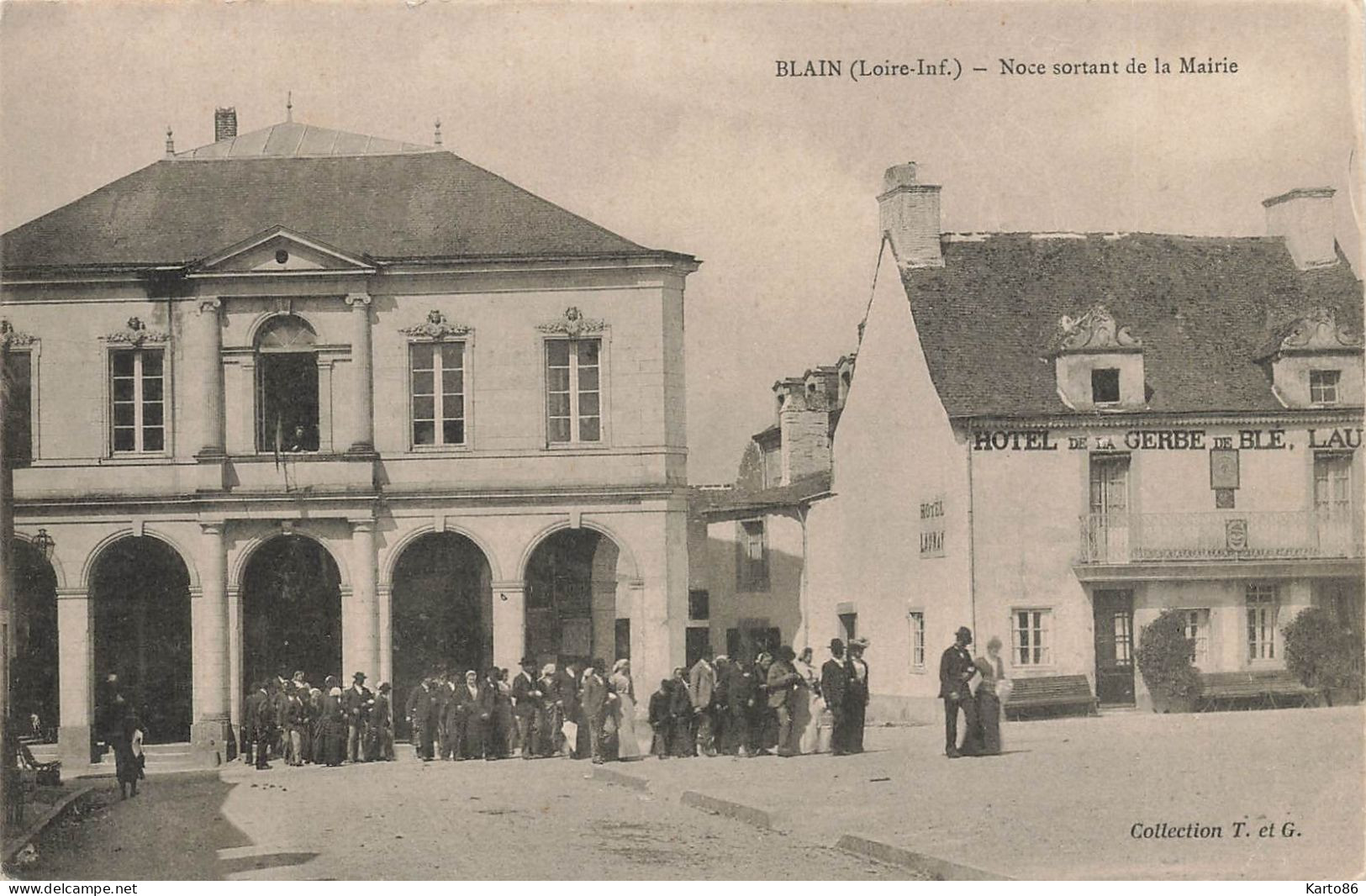 Blain * Place , Noce Sortant De La Mairie * Hôtel De La Gerbe De Blé - Blain