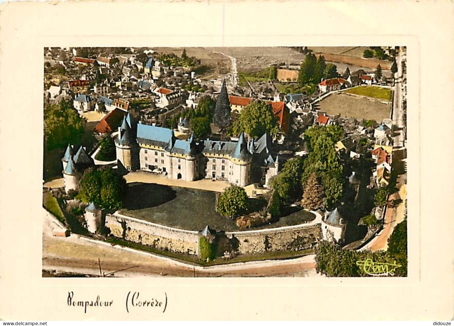 19 - Pompadour - Le Château - Vue Aérienne - Voir Timbre - CPM - Voir Scans Recto-Verso - Arnac Pompadour