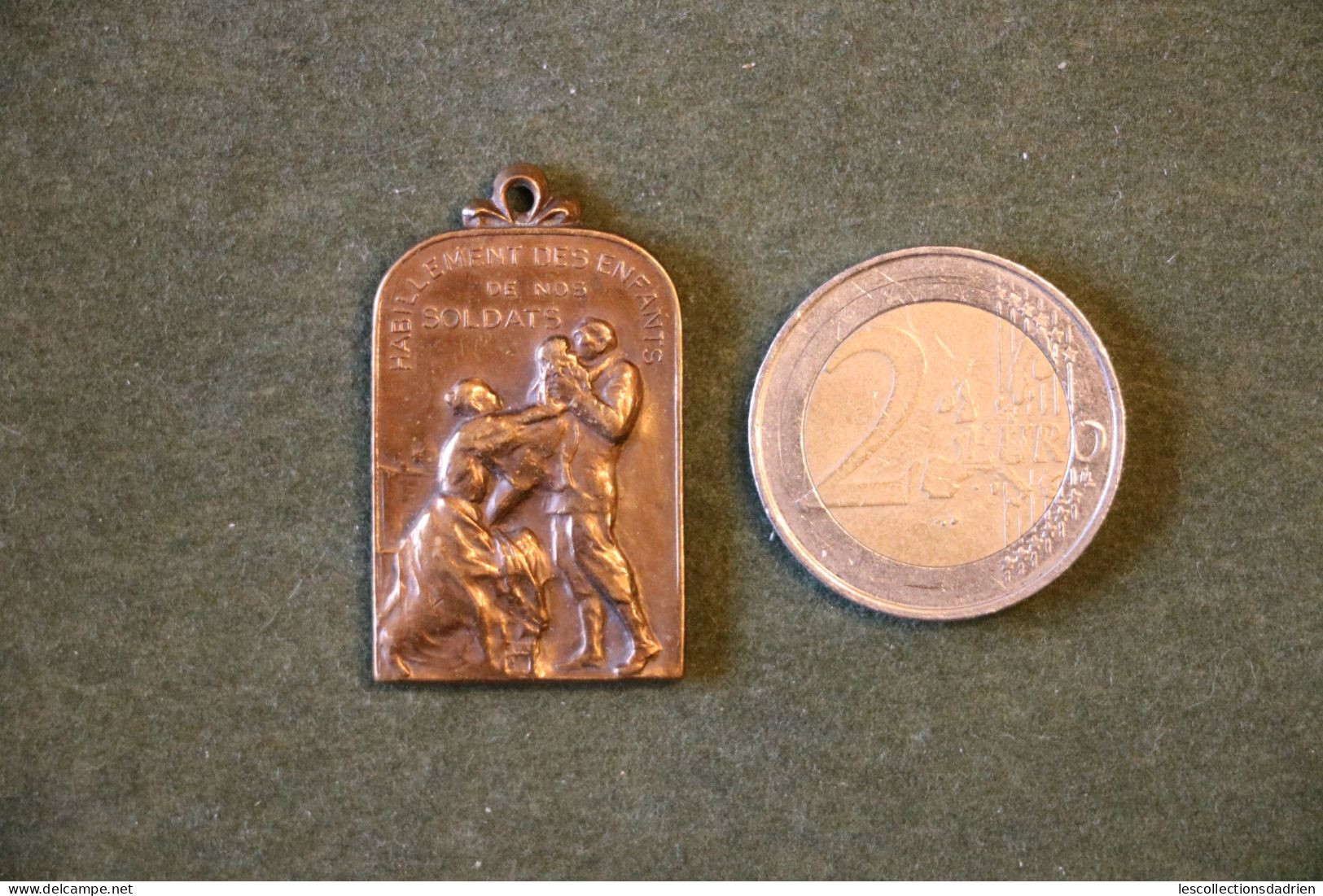 Médaille Habillement Des Enfants De Nos Soldats Guerre14-18 Bronze Belgian Medal Wwi - Médaillette - Journée - Charlier - Belgium