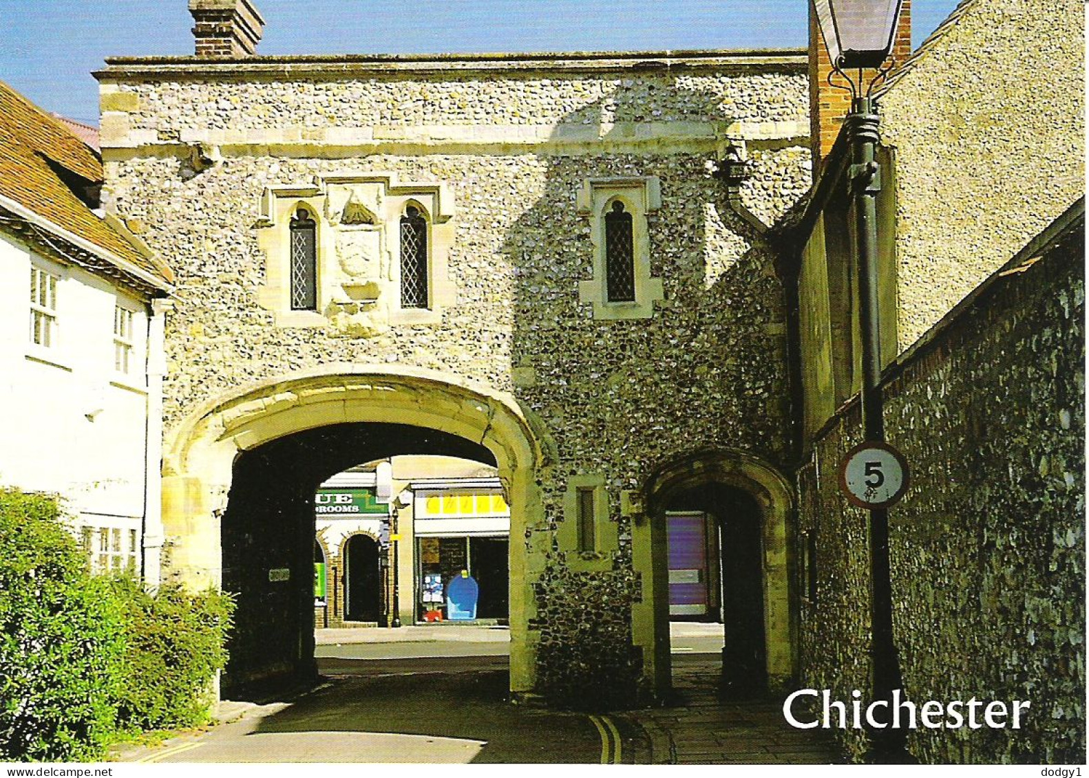 BISHOP'S PALACE GATEWAY, CHICHESTER, ENGLAND. UNUSED POSTCARD M9 - Chichester