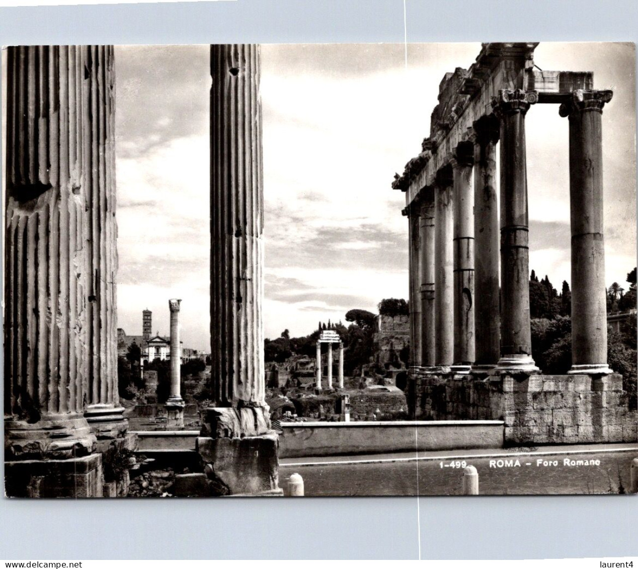 17-4-2024 (2 Z 18) Italy (b/w) Roma Faro Romano - Denkmäler