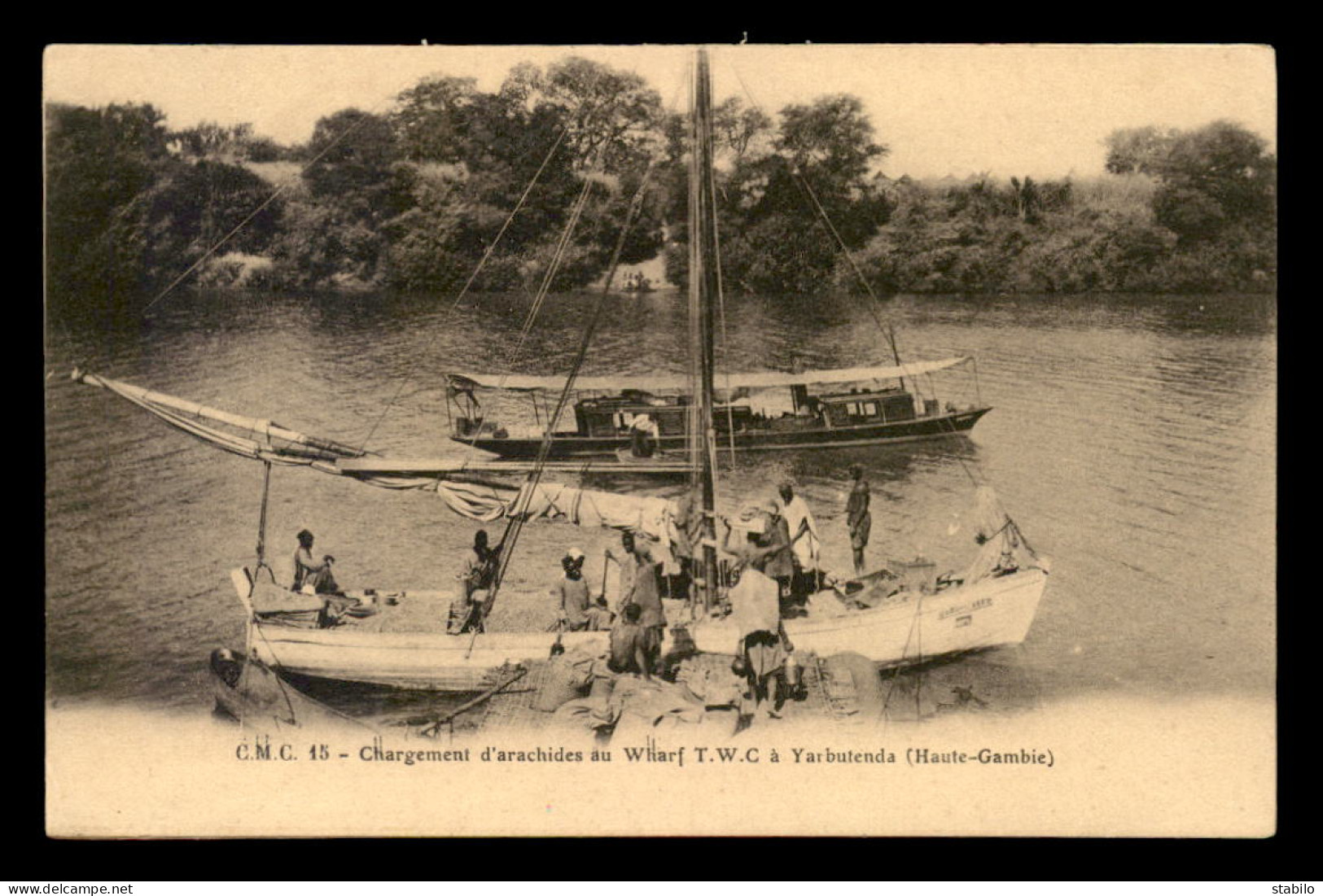 GAMBIE - CHARGEMENT D'ARACHIDES AU WHARF T.W.C. A YARBUTENDA - VOIR ETAT - Gambia