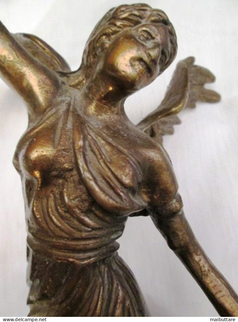 Statuetta  in Ottone Che Rappresenta La  VITTORIA ALATA  con Corona D' Alloro - Metal