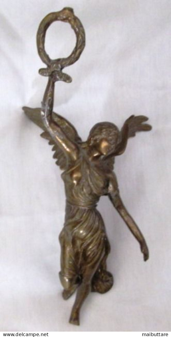Statuetta  in Ottone Che Rappresenta La  VITTORIA ALATA  con Corona D' Alloro - Metal