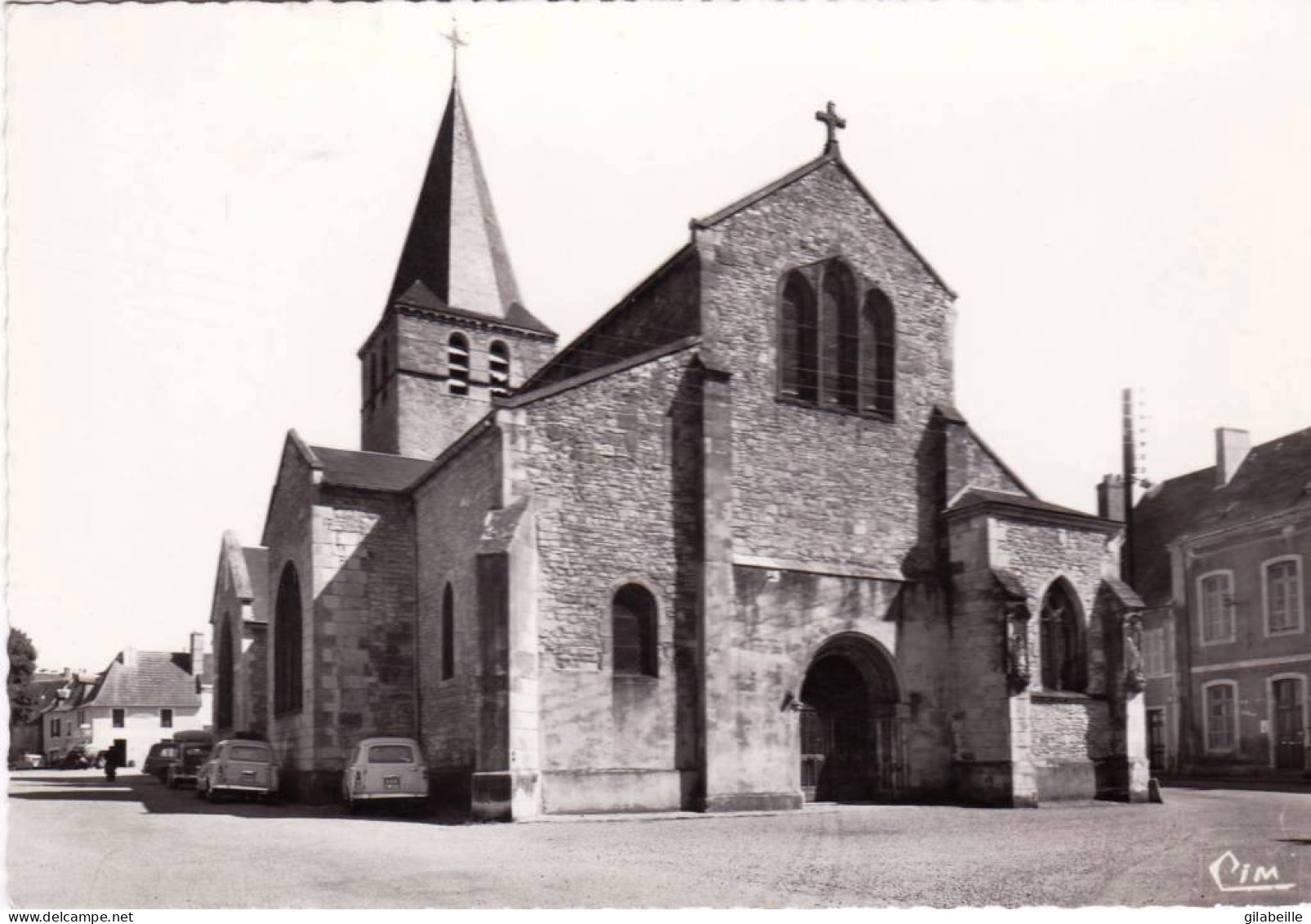 58 - Nievre -  SAINT PIERRE Le MOUTIER - L église - Saint Pierre Le Moutier