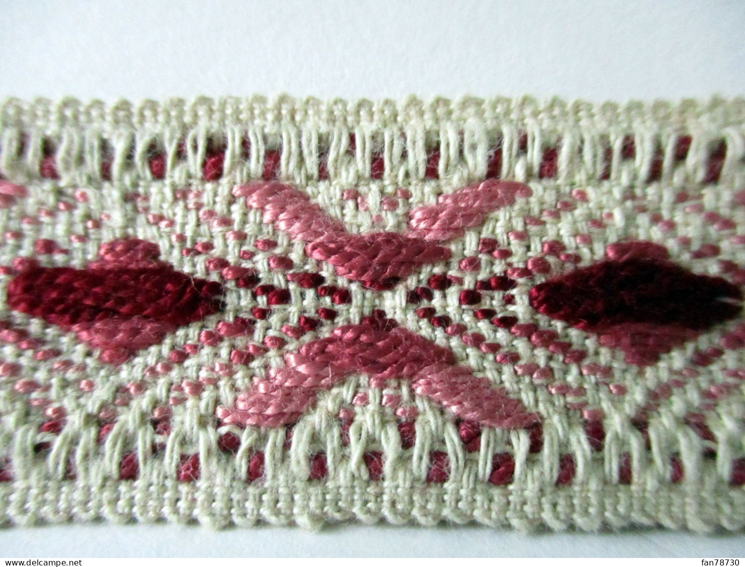 Galon Tapissier, Motifs Géométriques, Dégradé De Rose Sur Frond Beige - FRAIS DU SITE DEDUITS - Laces & Cloth