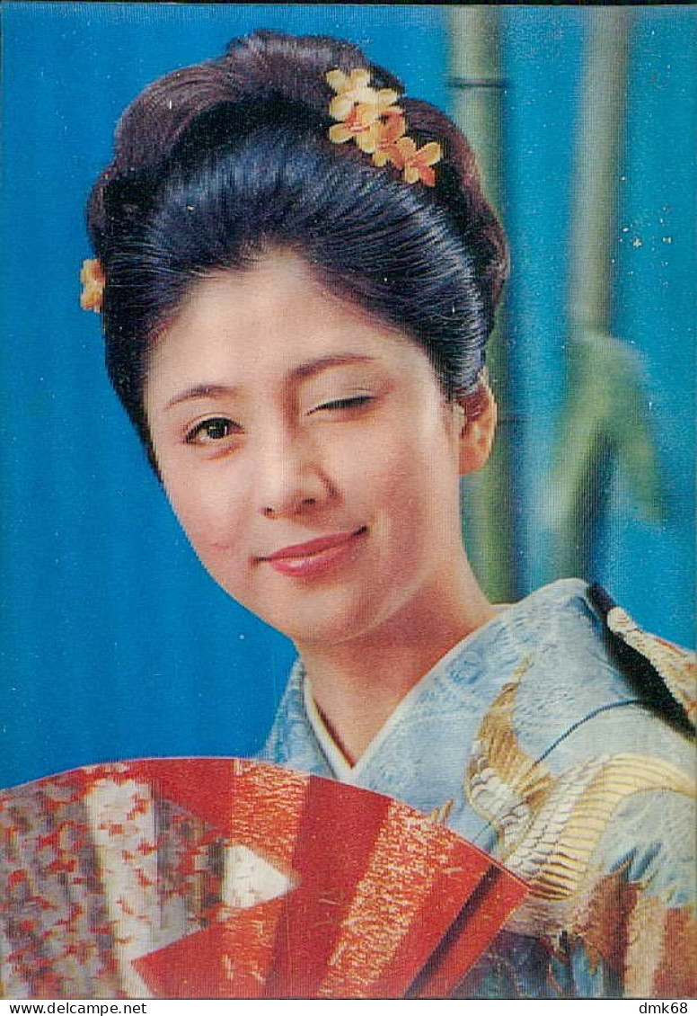 3D LENTICULAIRE POSTCARD 1970s - JAPANESE WINKY GIRL - PUB. BY PRINTING STUDIO AG (TEM471) - Stereoscopische Kaarten