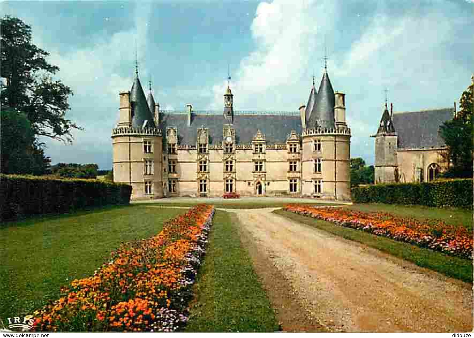 86 - Gençay - Le Château De La Roche - Fleurs - CPM - Voir Scans Recto-Verso - Gencay