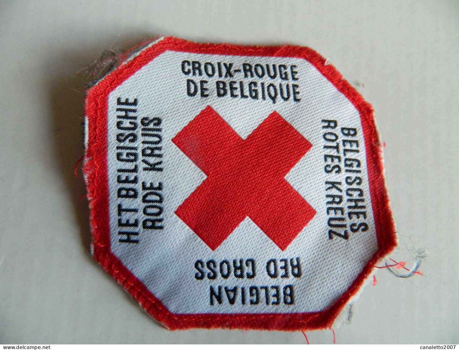 CROIX ROUGE:TRES BEL ECUSSON DE LA CROIX ROUGE DE BELGIQUE  EN 4 LANGUES - Red Cross