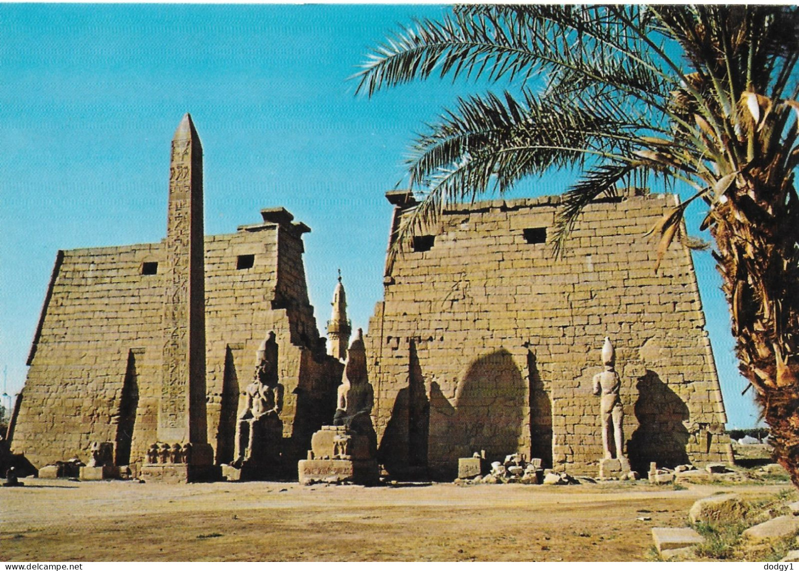 THE GREAT PYLON AND OBELISK, LUXOR TEMPLE, LUXOR, EGYPT. UNUSED POSTCARD   Mm5 - Luxor