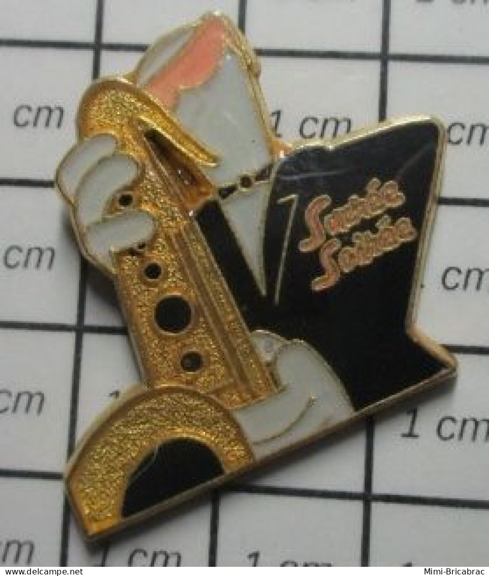 3417 Pin's Pins / Beau Et Rare : MEDIAS / EMISSION DE TELE SACRE SOIREE SAXOPHONE MUSICIEN - Medien