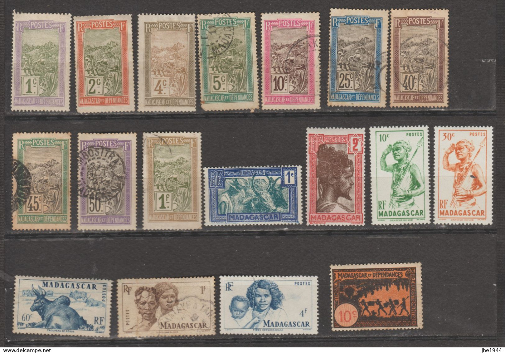 Ex-Colonies Françaises Madagascar Ensemble De 18 Timbres (Voir Détail) - Other & Unclassified