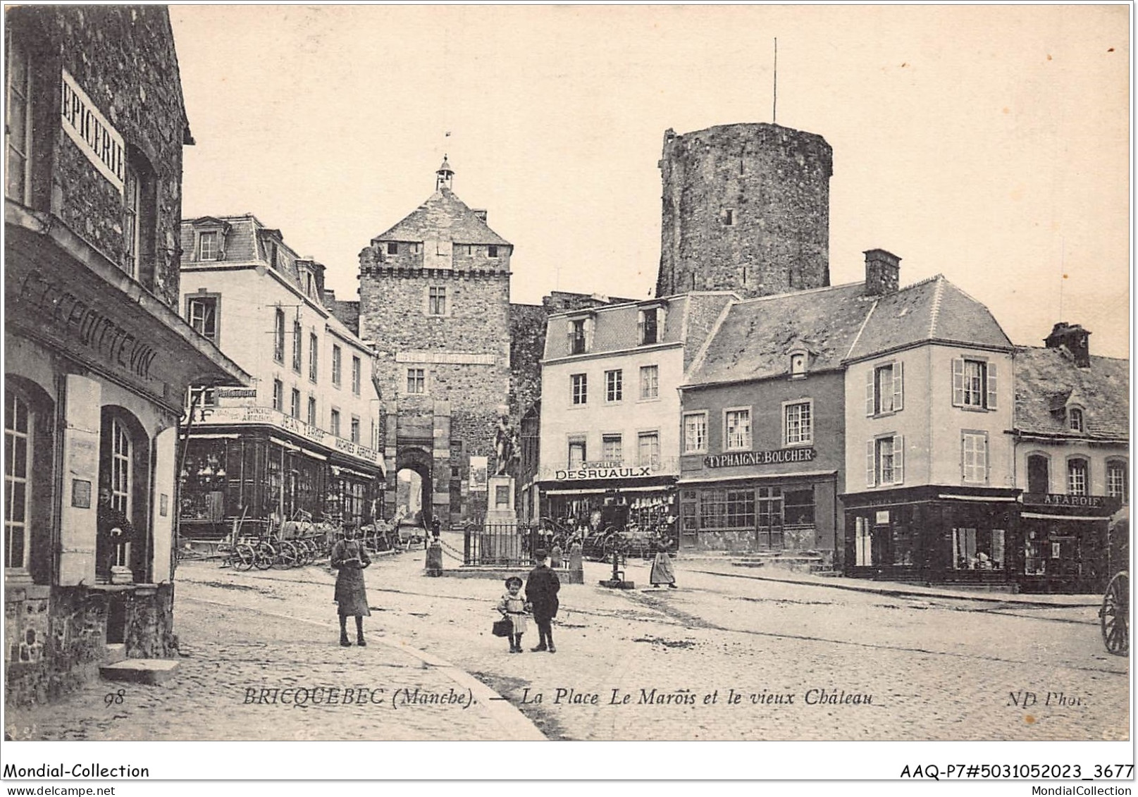 AAQP7-50-0621 - BRICQUEBEC - La Place Le Marois Et Le Vieux Chateau - Bricquebec