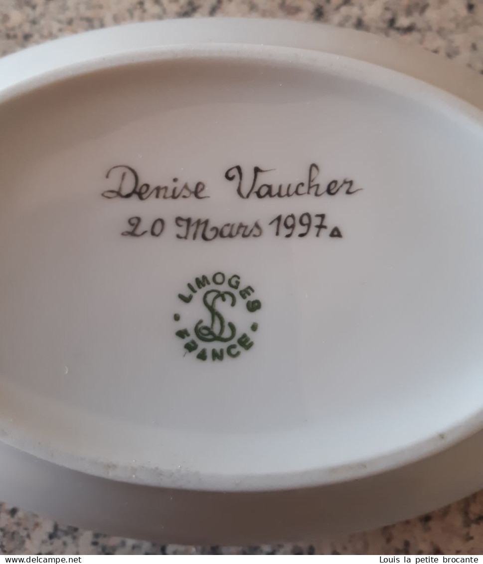 Bonbonnière En Porcelaine De Limoges, Ovale, Peinte à La Main Par Denise VAUCHER En 1997 - Andere & Zonder Classificatie