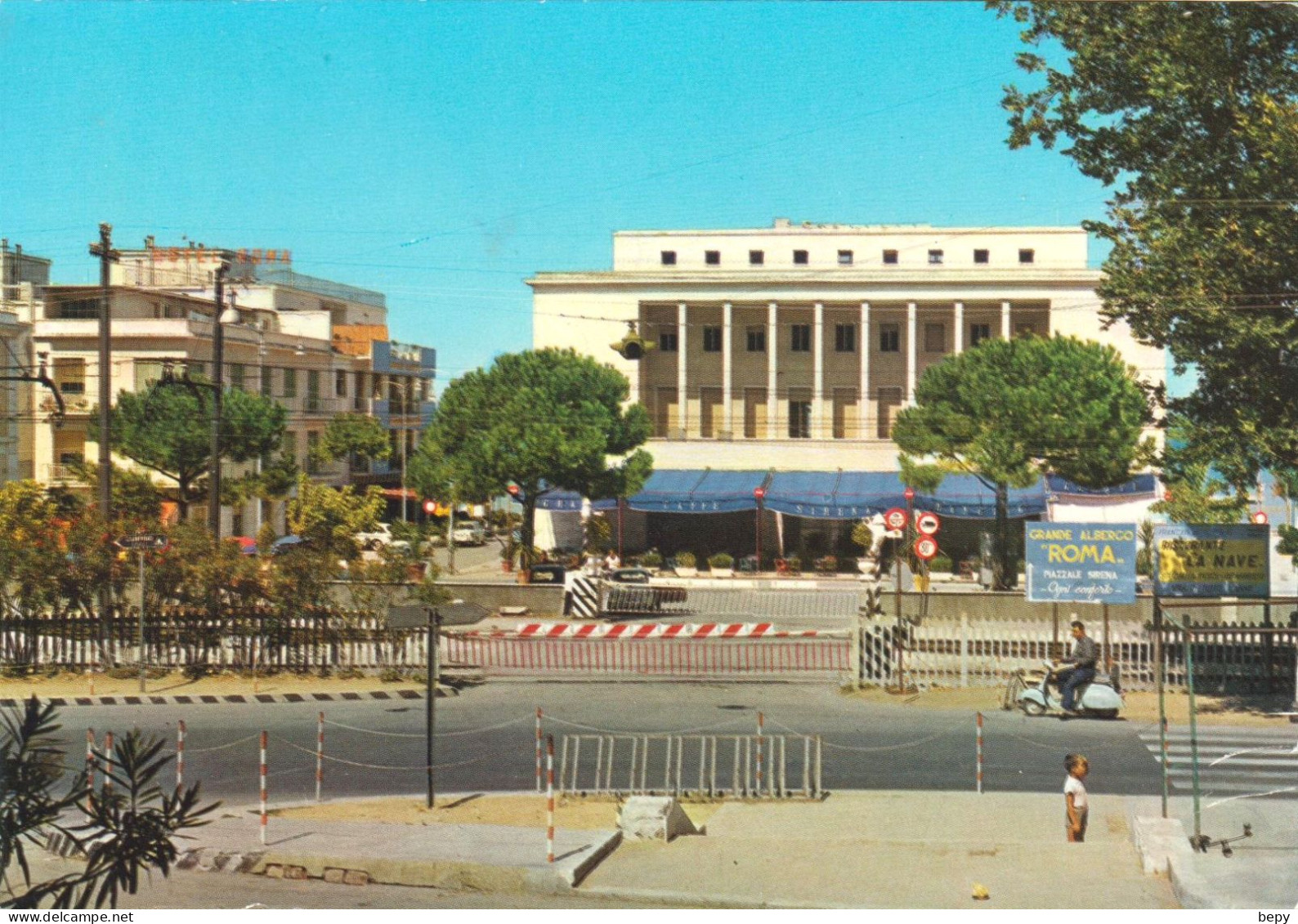 FRANCAVILLA AL AMRE. CHIETI. PASSAGGIO A LIVELLO. VESPA. BINARI. ALBERGO ROMA.. - Chieti