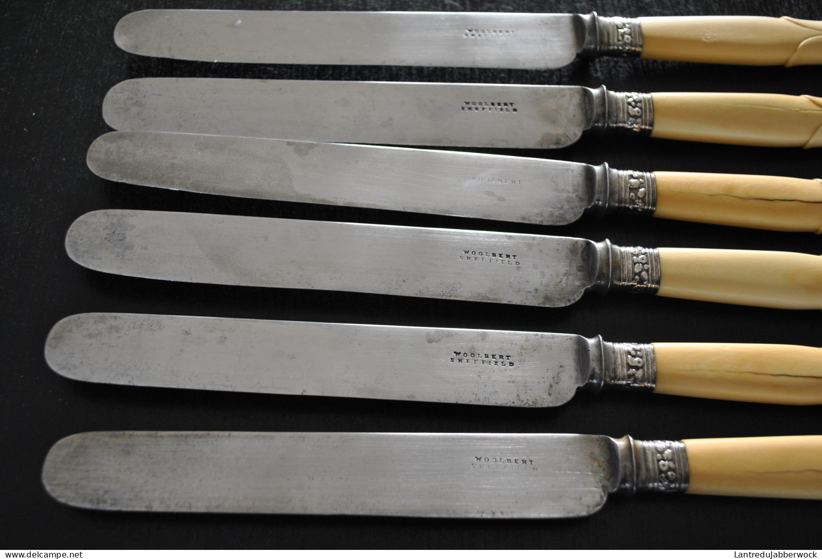 Ensemble de 12 anciens couteaux à bout rond lame acier Woolbert Sheffield manche en os sculpté - bague en argent ?? Lot