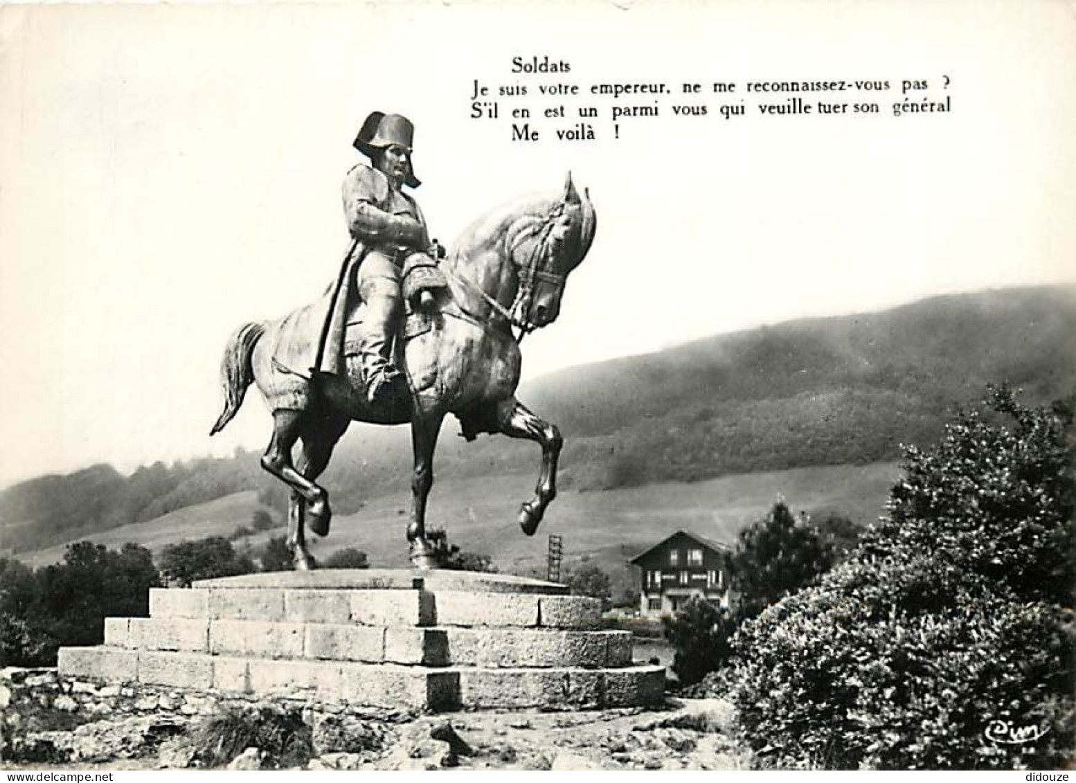 38 - Laffrey - Route Napoléon - Statue De Napoléon Et Hôtel Du Bivouac - Mention Photographie Véritable - Carte Dentelée - Laffrey