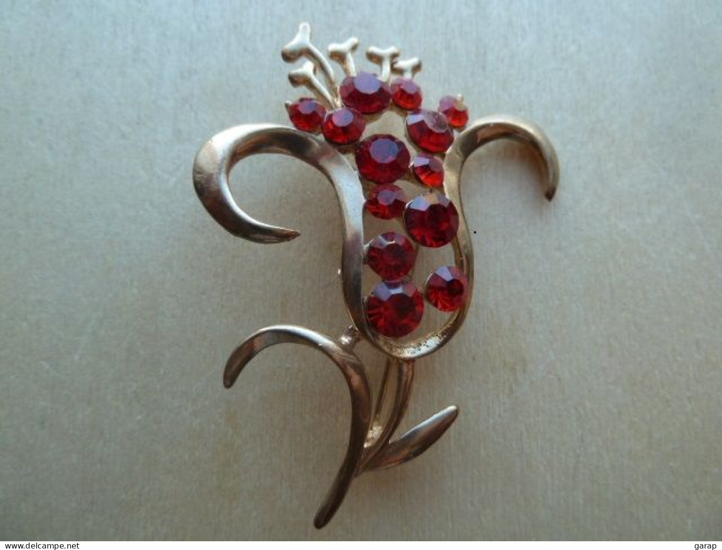 Broc-145 Broche Ancienne Faisant Penser à Une Tulipe Sertie De Brillants Facetès Rouges Sur Métal Doré - Broches