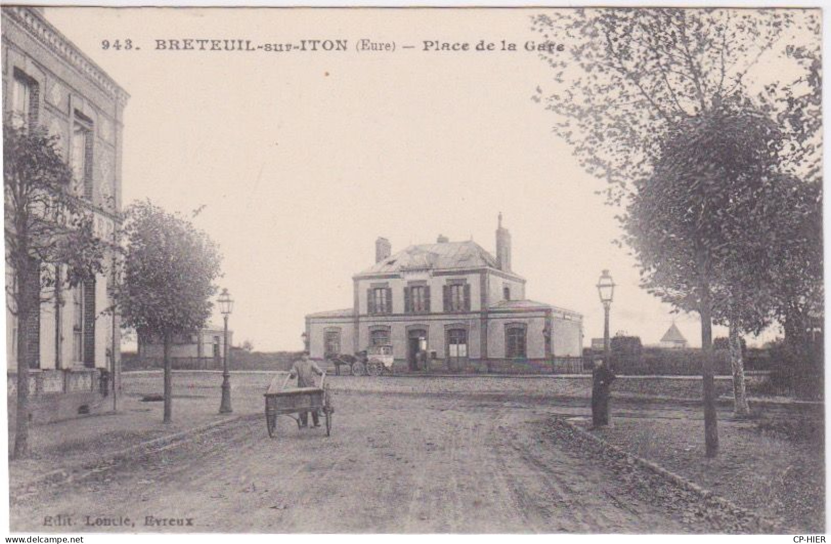 27 - EURE - BRETEUIL SUR ITON - PLACE DE LA GARE ET LA GARE DU CHEMIN DE FER - Breteuil