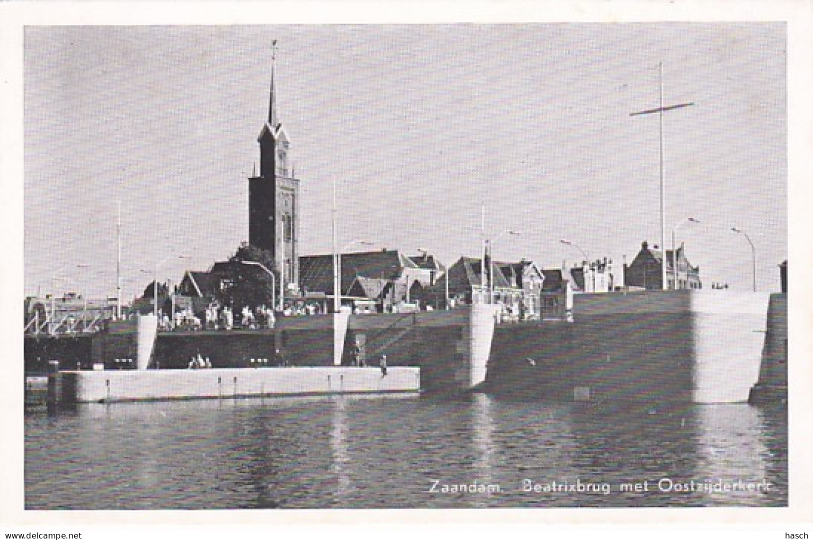 481651Zaandam, Beatrixbrug Met Oostzijderkerk. - Zaandam