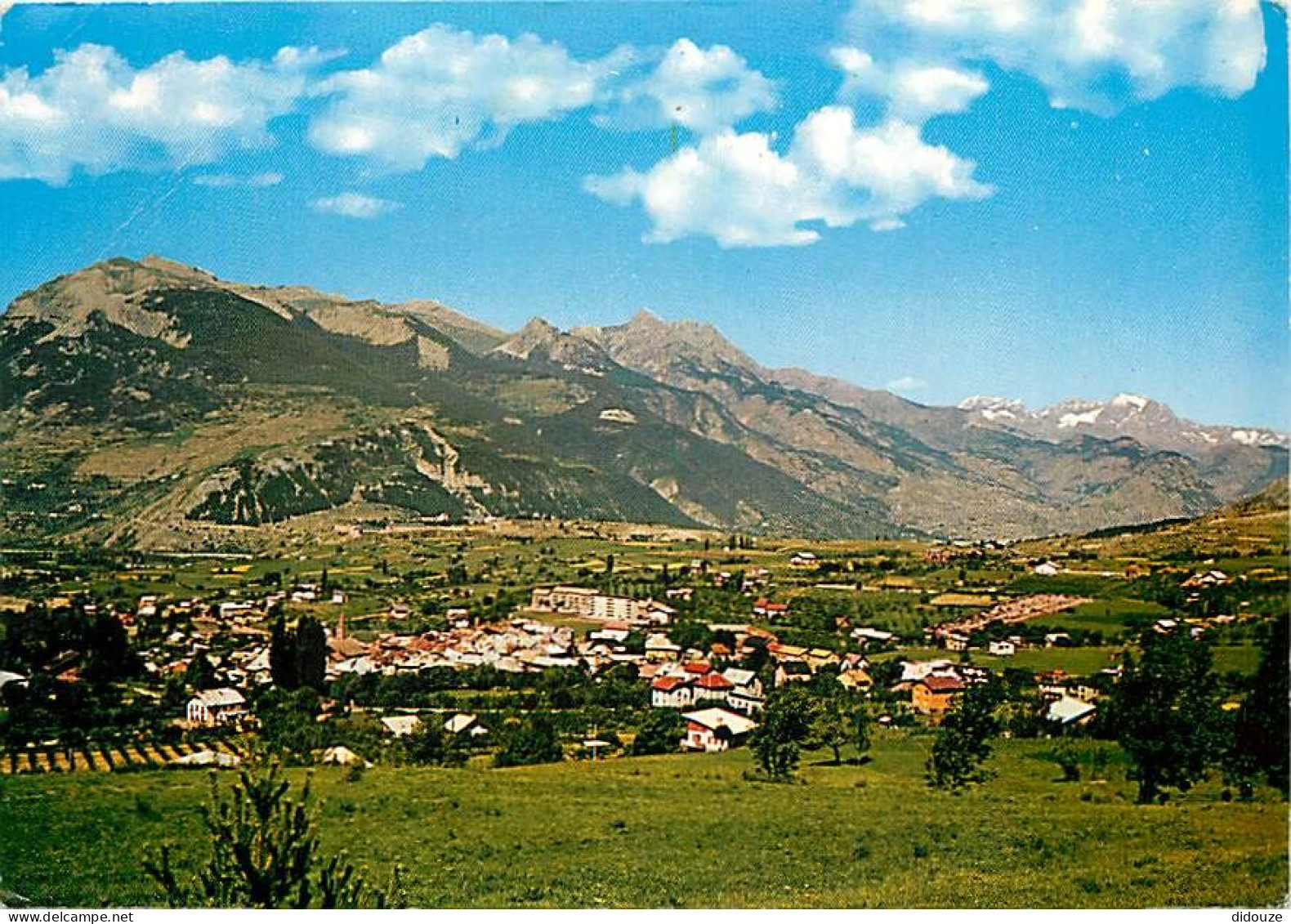 05 - Guillestre - Vue Générale - Dans Le Fond. Là Chaîne Du Pelvoux - CPM - Voir Scans Recto-Verso - Guillestre