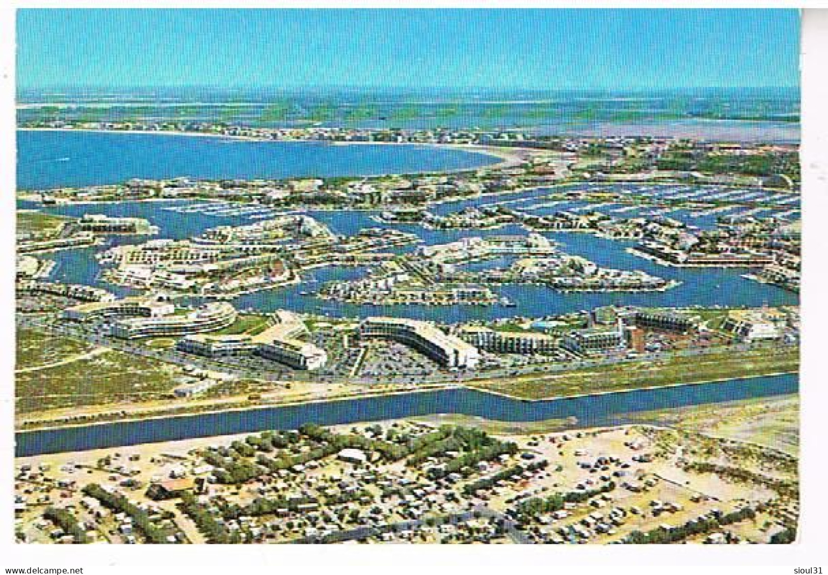 30  PORT CAMARGUE EN ARRIERE PLAN LE GRAU DU ROI - Uzès