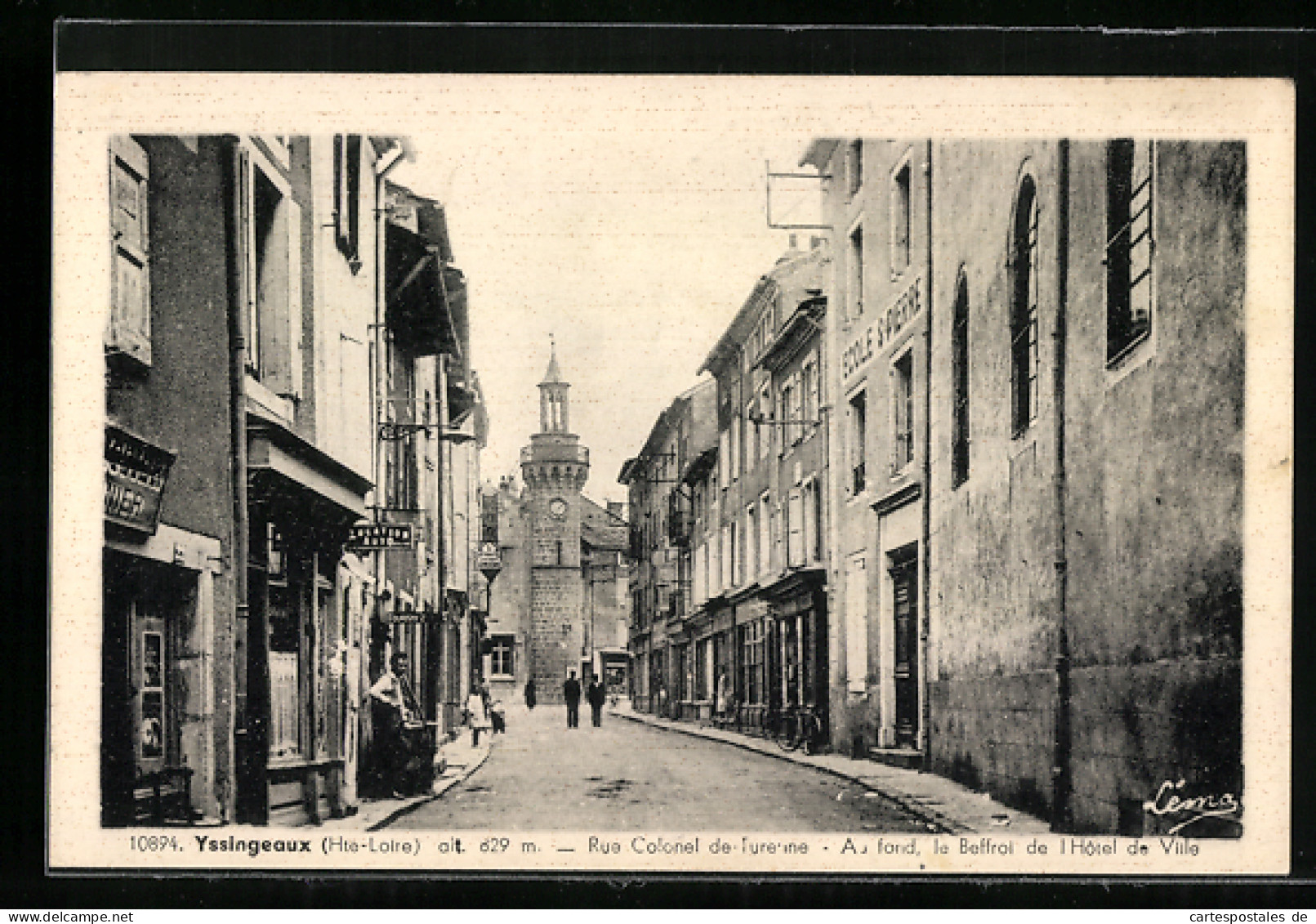 CPA Yssingeaux, Rue Colonel De Turenne, Au Fond Le Beffroi De L`Hotel De Ville  - Yssingeaux