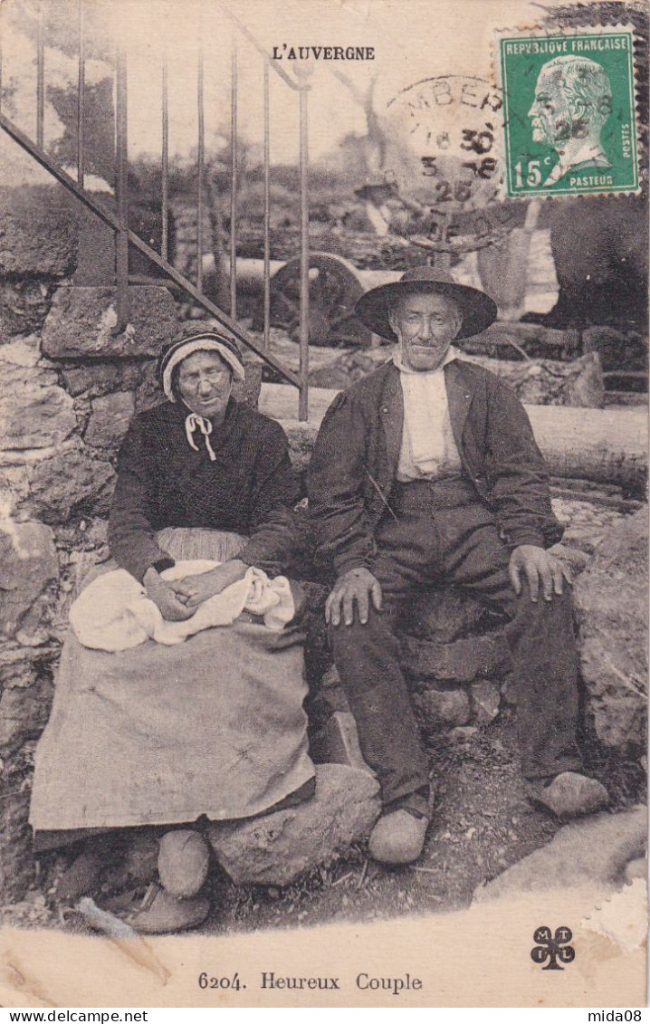 AUVERGNE . Heureux Couple . Personnages . Costumes . Folklore - Auvergne