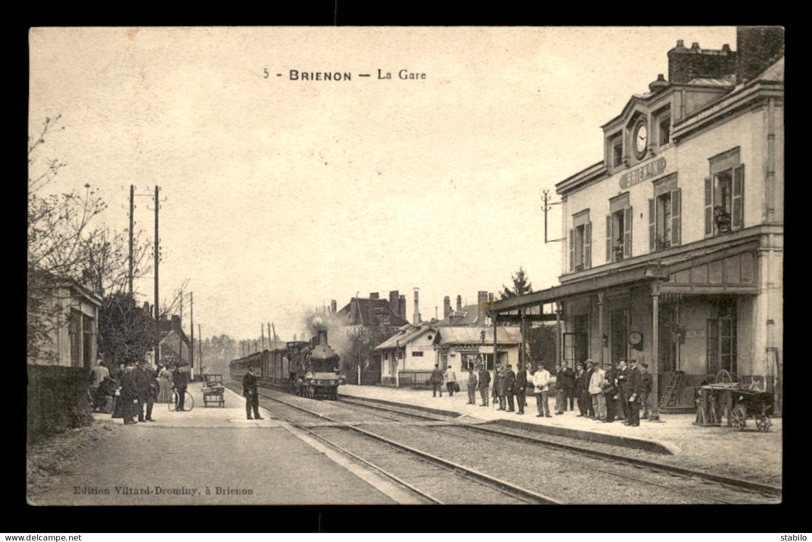 89 - BRIENON - TRAIN EN GARE DE CHEMIN DE FER - Brienon Sur Armancon