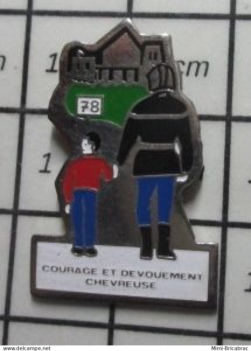 3122 Pin's Pins / Beau Et Rare / POMPIERS / COURAGE ET DEVOUEMENT CHEVREUSE - Feuerwehr