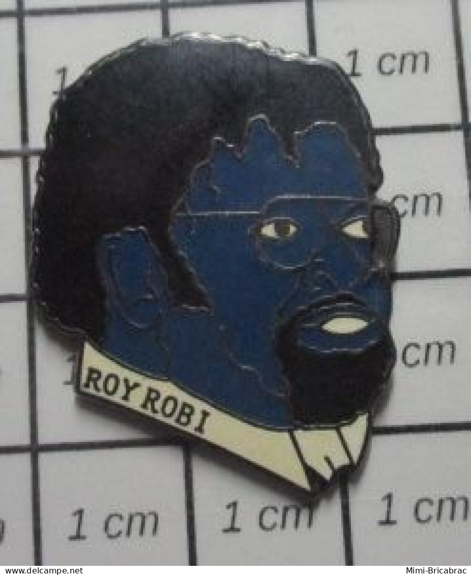 713A Pin's Pins / Beau Et Rare / PERSONNES CELEBRES / HOMME BLEU AUX CHEVEUX FRISES ROY ROBI - Celebrities